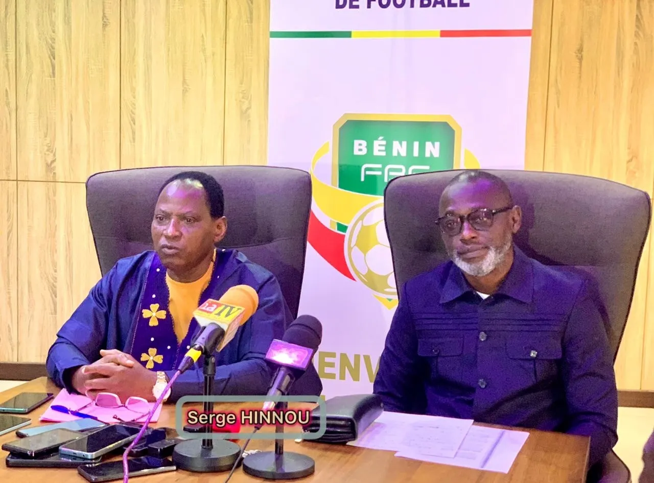 Imorou Bouraïma (à d.) et Claude Paqui donnant des explications sur le déclassement de certains stades béninois pour la saison 2025-2026