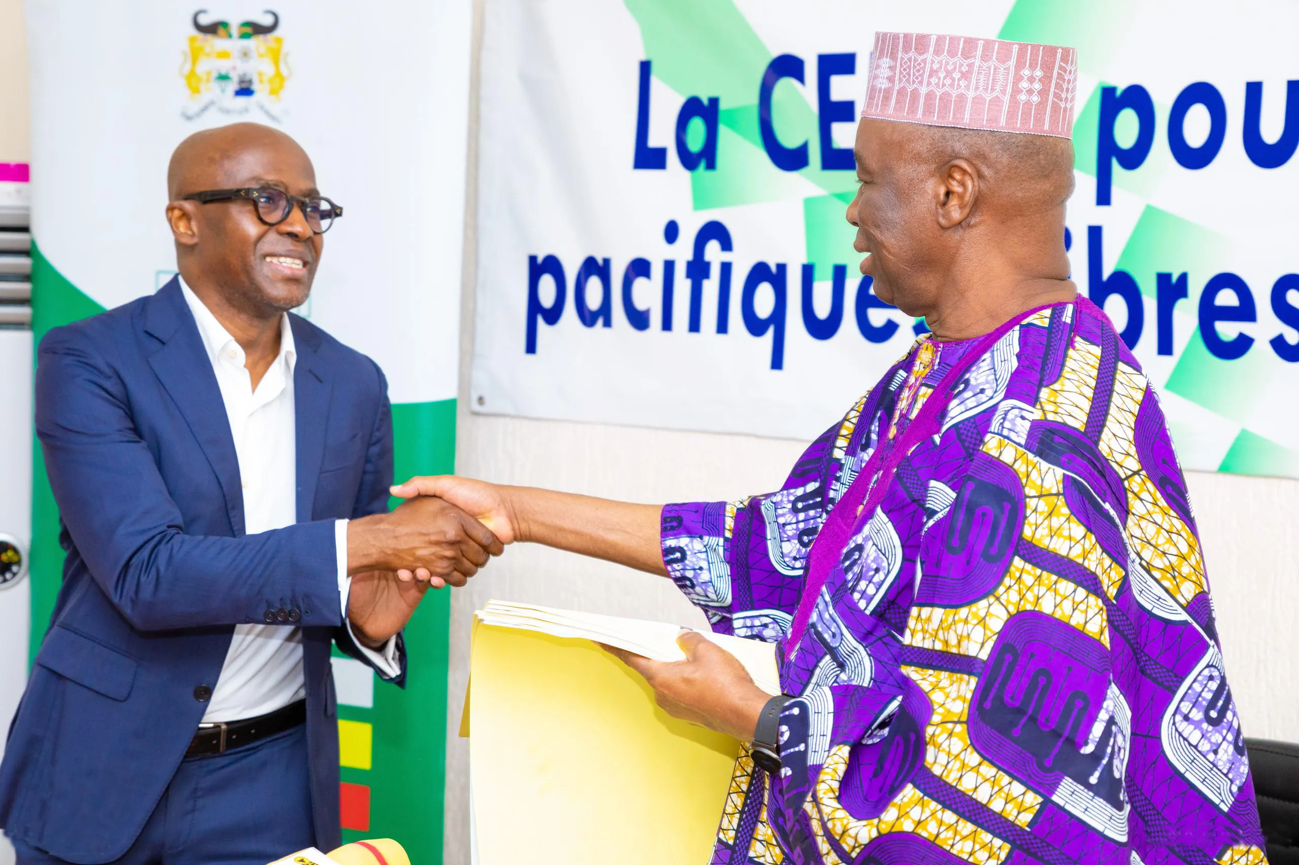 Le président de la Cena (à droite) recevant la liste électorale