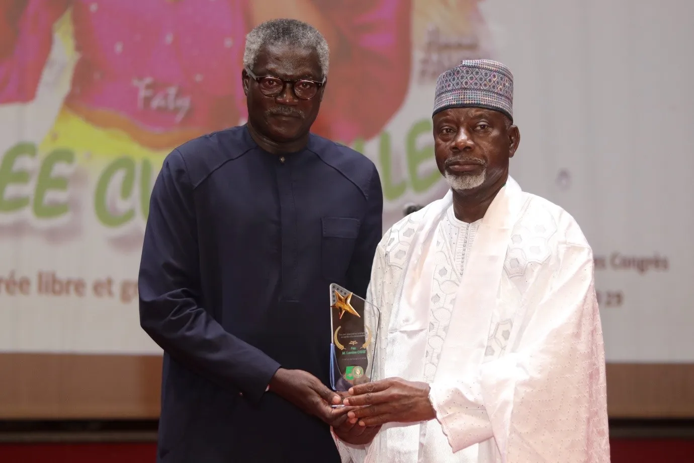 Amadou Diongue, représentant résident de la Cedeao (à gauche), remettant à un nominé son trophée