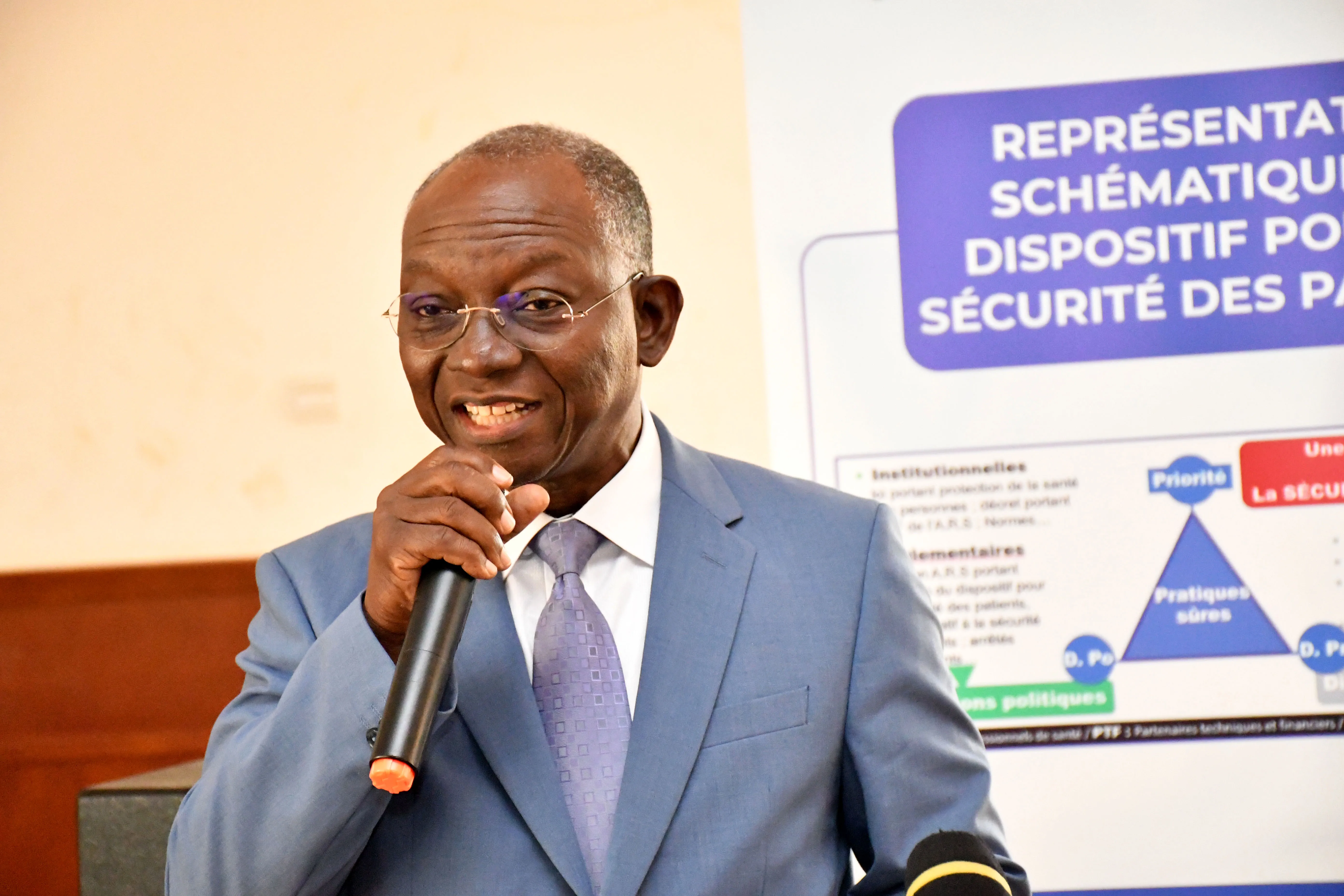 Les débats aideront aussi à identifier ensemble les défis prioritaires, notamment ceux liés aux facteurs humains à la culture de la sécurité, aux barrières organisationnelles  et aux pratiques professionnelles