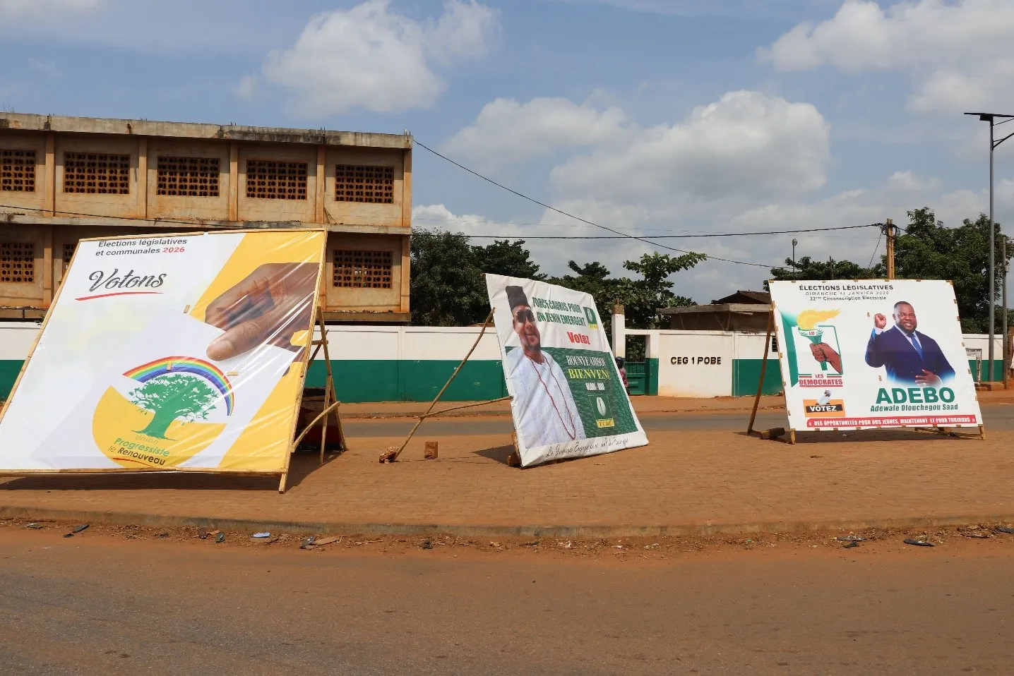 Le carrefour du Collège d’enseignement général 1de Pobé pris d’assaut par les affiches des candidats dans la 22e  circonscription électoraleLe carrefour du Collège d’enseignement général 1de Pobé pris d’assaut par les affiches