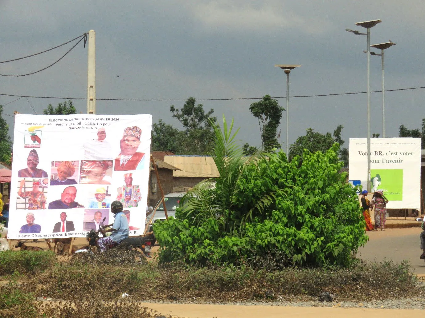 La tendance est plus à l’exposition des affiches qu’aux  rassemblements publics