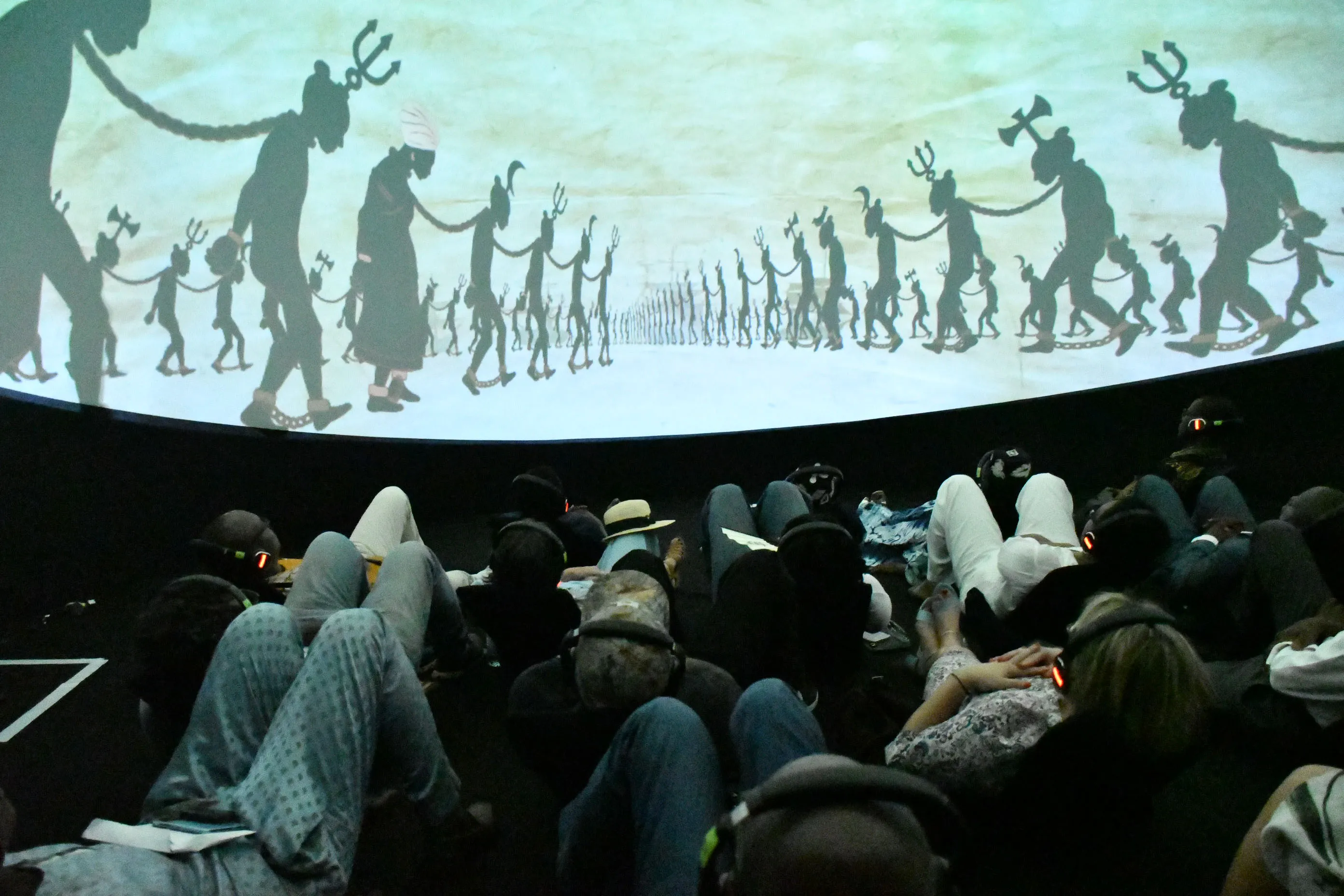 L’œuvre invite le public à une traversée sensible entre l’Afrique et le Brésil