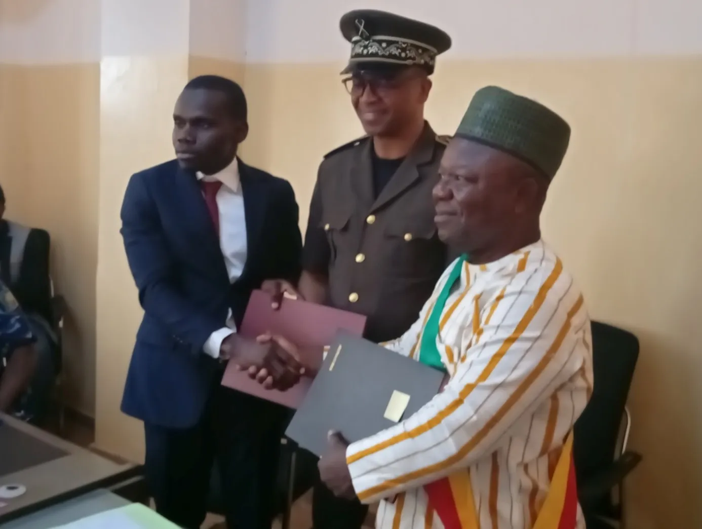 Le maire sortant Tidjani Bani Chabi (à gauche) et le nouveau maire, Abdou Wahab Garba Say