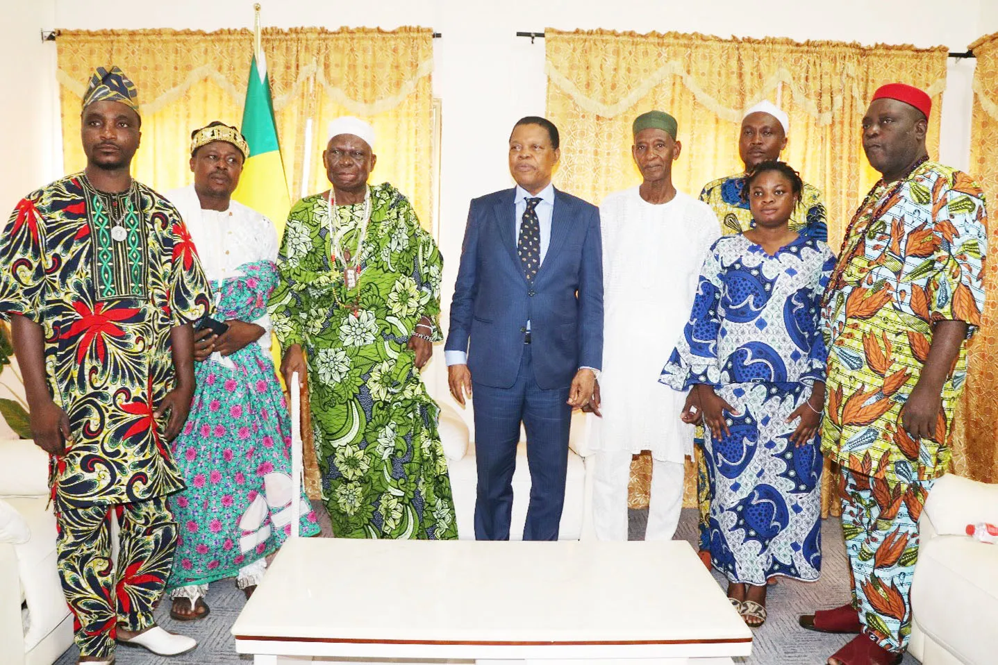 Le médiateur de la République (en costume) à l’issue de son audience avec  la délégation des confessions religieuses