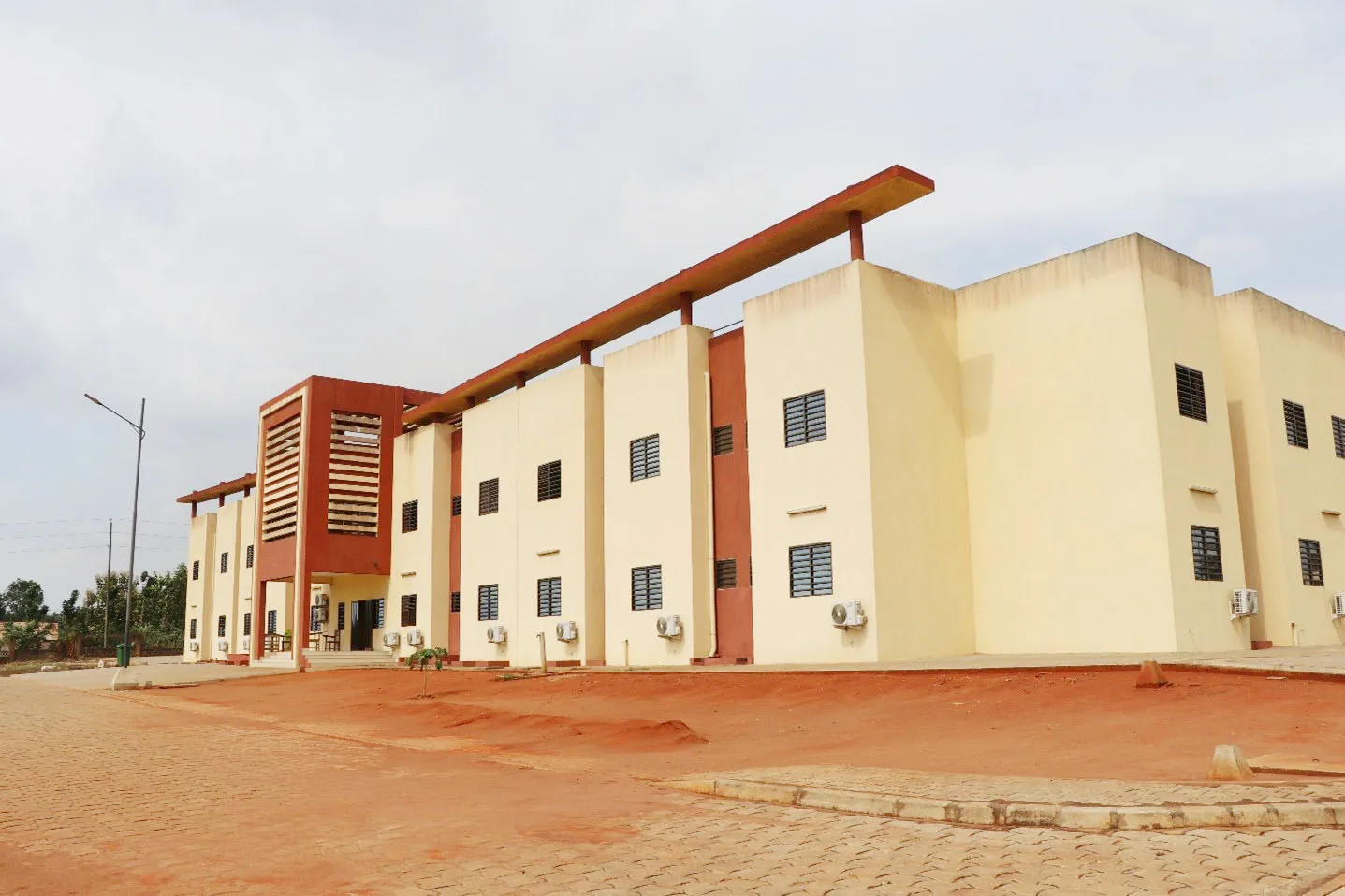 Mis en service il y a six mois environ, le bâtiment des résidences des étudiants de l’Imsp de l’Université d’Abomey-Calavi sans eau potable depuis plusieurs semaines