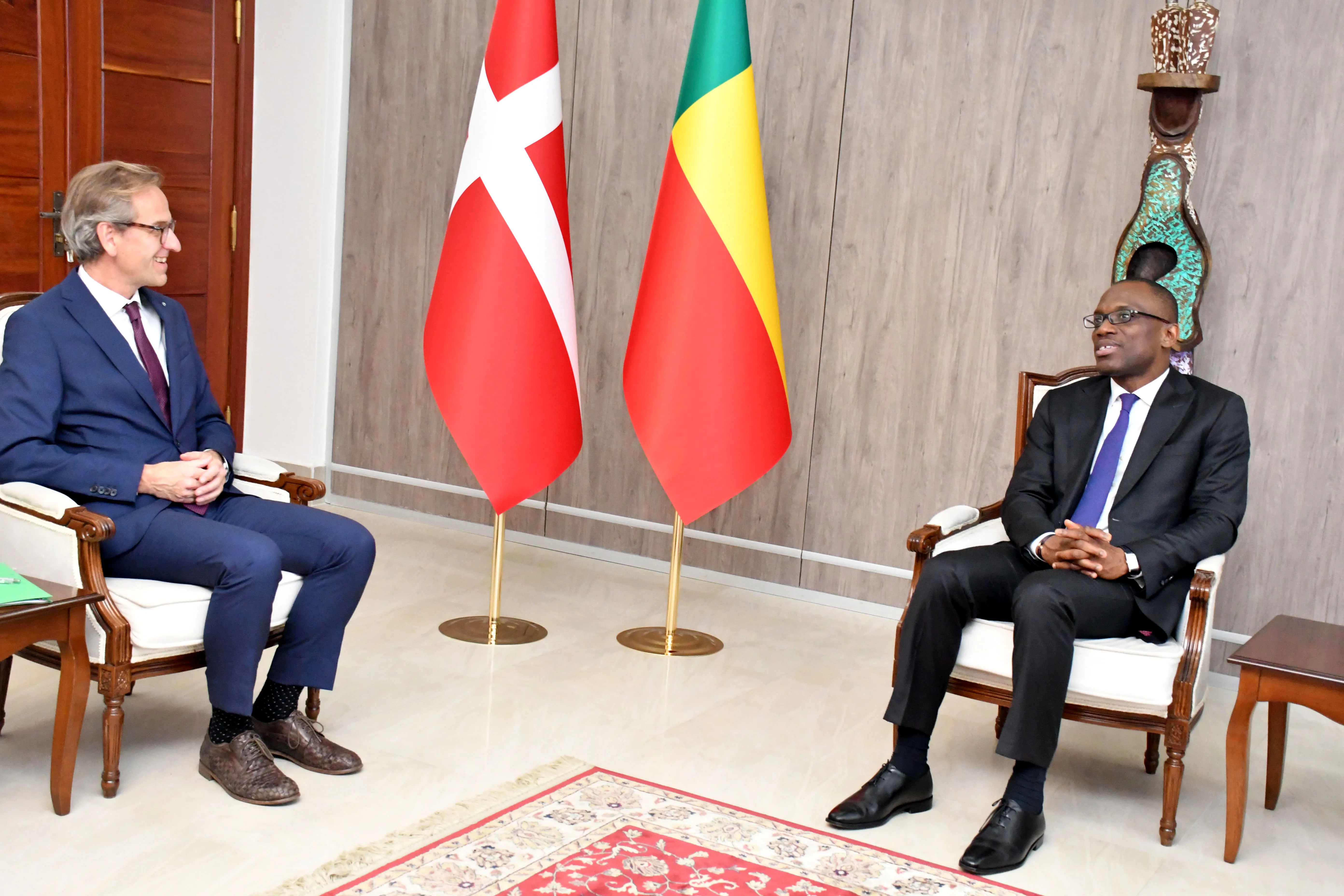 Jens Ole Bach Hasen présente ses copies figurées  à Olushegun Adjadi Bakari