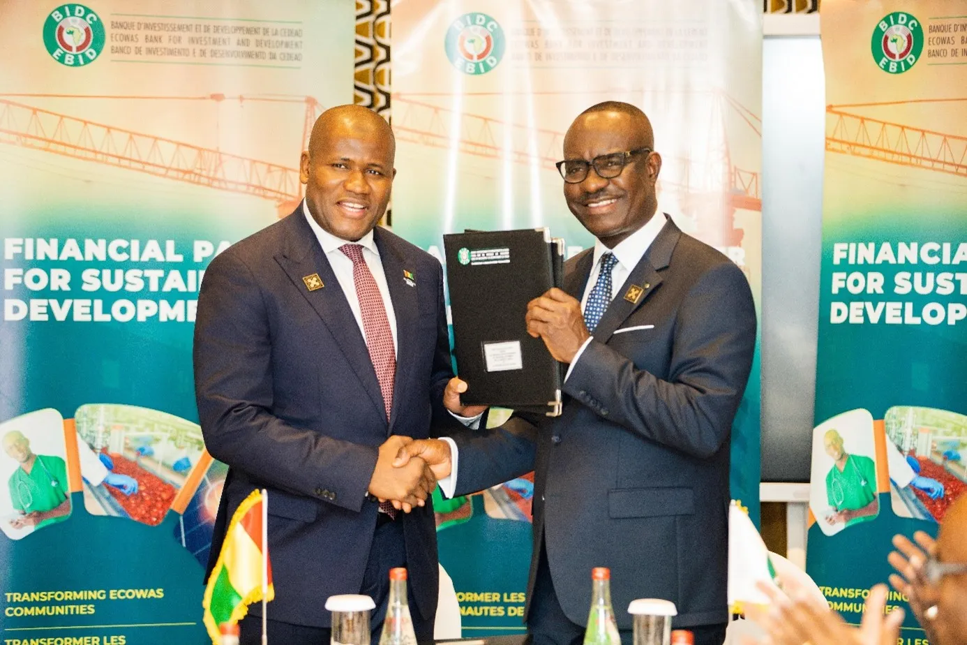 Les deux parties suite à la signature du protocole d’accord