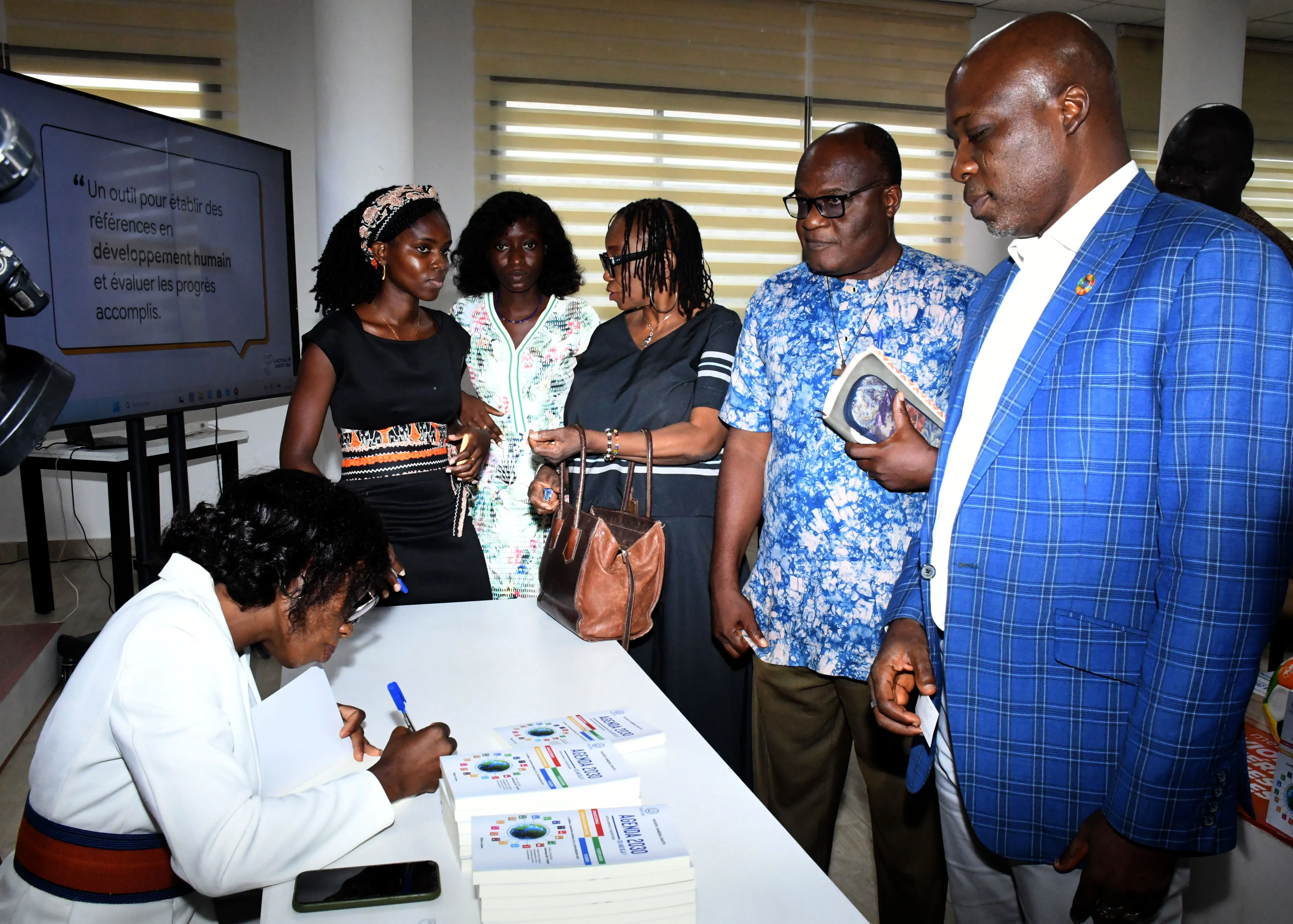 L’auteur de l’ouvrage lors de la cérémonie de dédicace