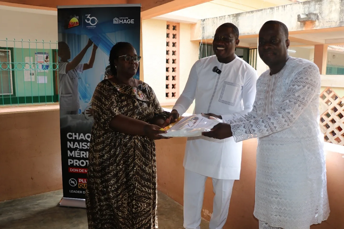 Remise symbolique des moustiquaires par le directeur de la Siab (au milieu) aux responsables du Chud-OP en présence de  mamans bénéficiaires