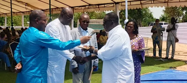 Le ministre remettant des contrats d’objectifs à ses collaborateurs en  présence des acteurs agricoles