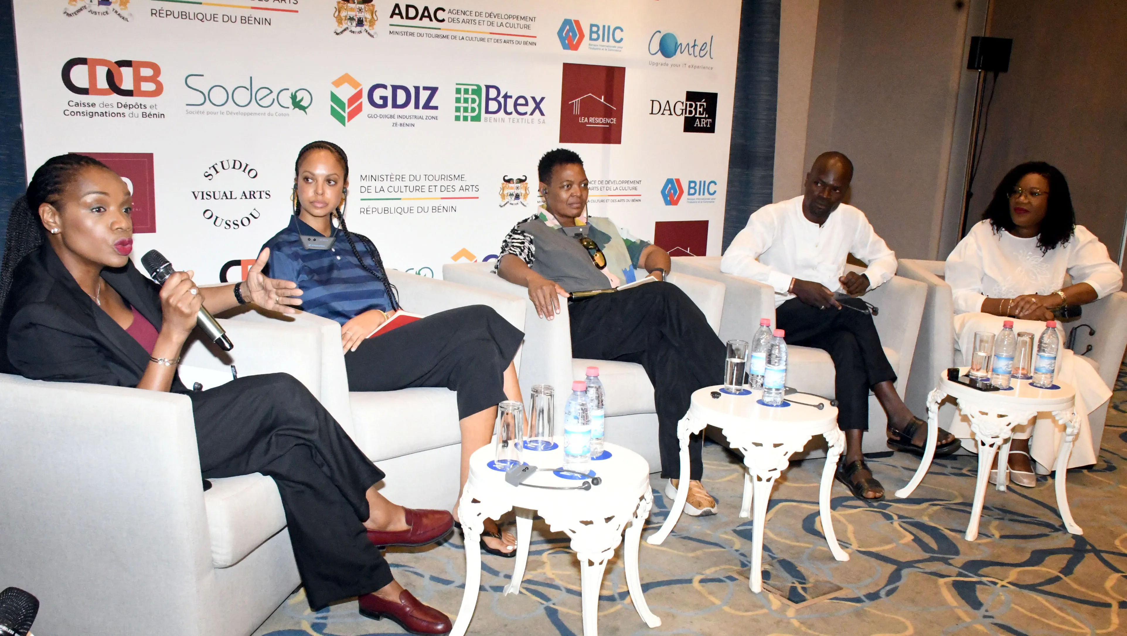 Les membres du panel abordant le thème devant les participants venus nombreux