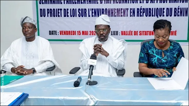 Joseph Djogbénou (au milieu) procédant au lancement du séminaire parlementaire  d’imprégnation et d’appropriation du projet de loi sur l’environnement