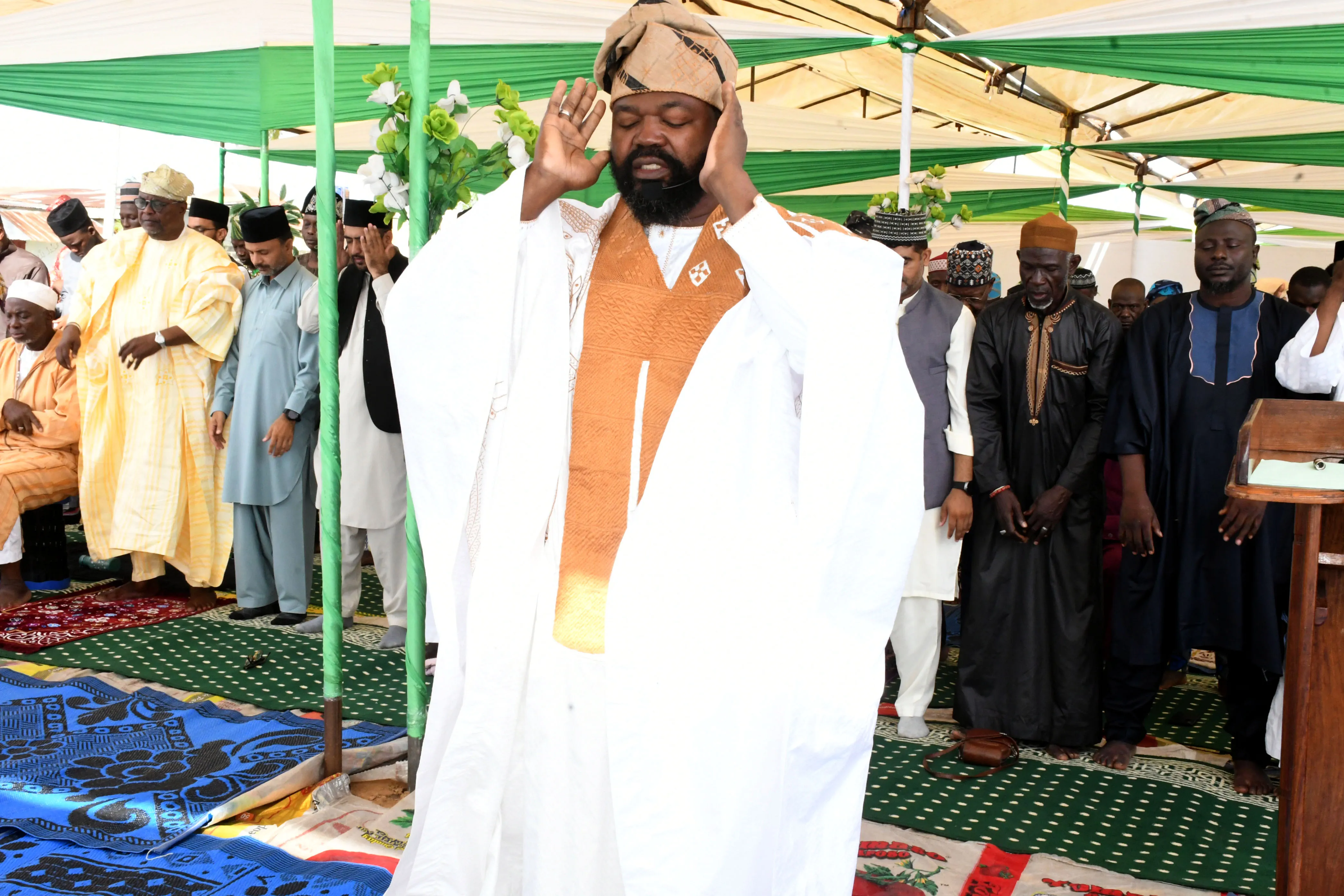 Les fidèles de la communauté Ahmadiyya lors de la prière de la fête de la Tabaski, ce mercredi à Djèrègbé