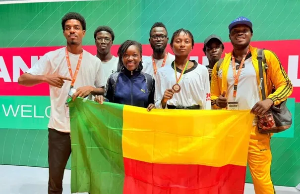 L’Amazone Cybellina Dagba (tenant sa médaille) propulse le  Bénin sur le podium africain