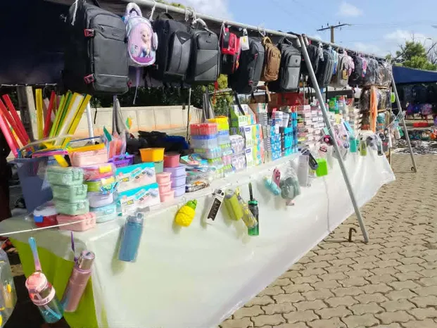 Plusieurs types de cahiers et de nouveaux modèles  de sacs sont exposés