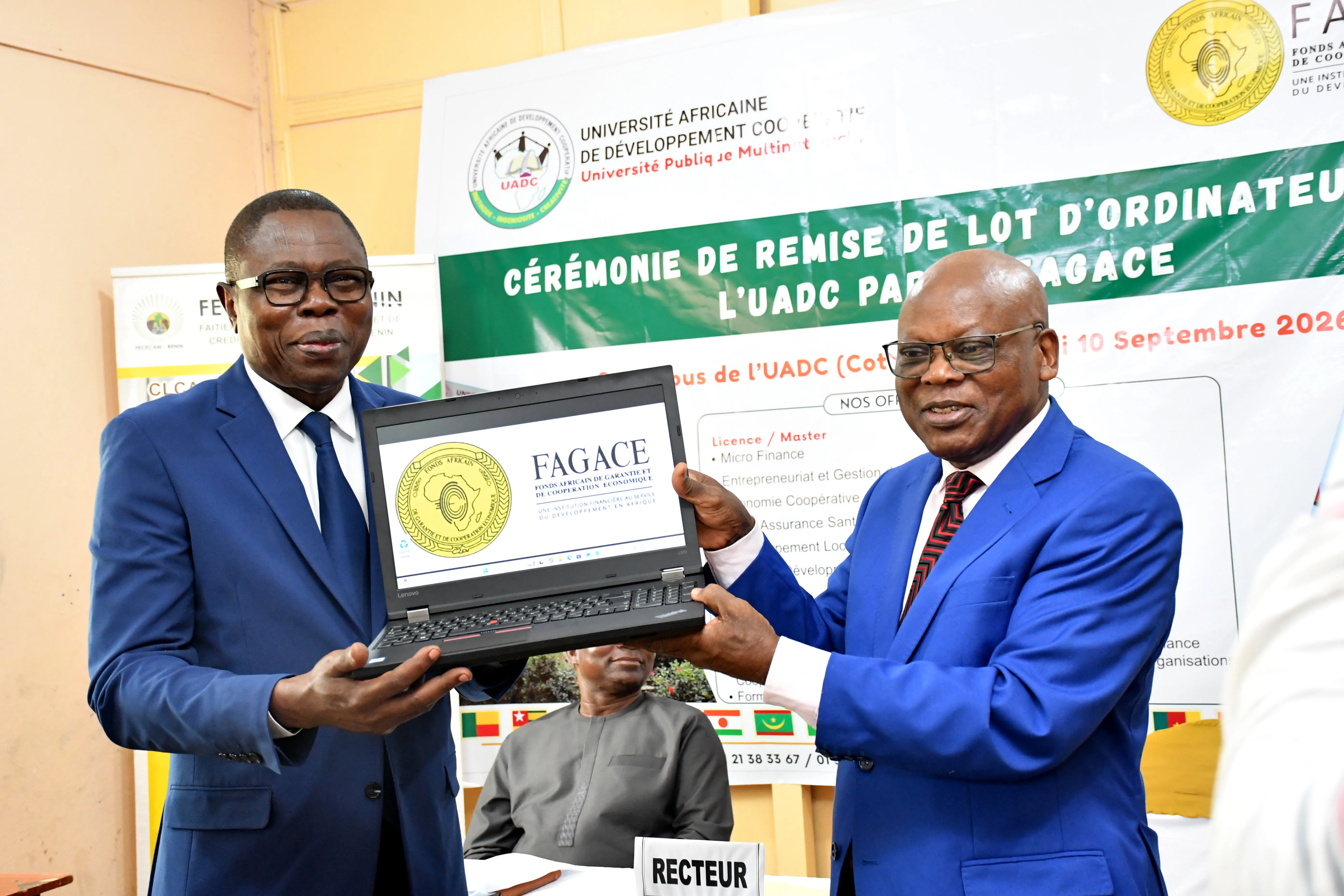 Le président du Fagace, Nguéto Tiraïna Yambaye, remet officiellement le lot d’ordinateurs au recteur de l’Uadc, Barthélémy Biao