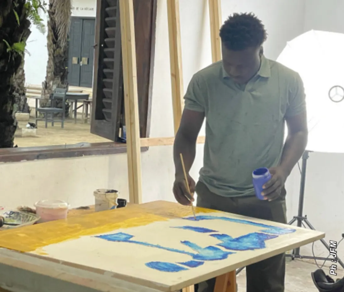 L’artiste Carlos Sodokpa expose photographie et peinture pour mettre en scène l’épuisement du quotidien
